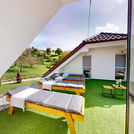 Four Stars Art-pe Daire